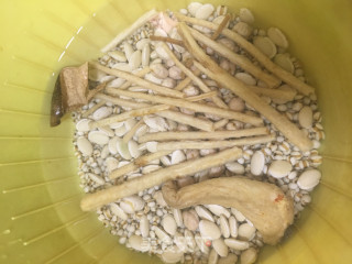 冬瓜薏米煲番鸭（消暑去湿汤）的做法步骤：2