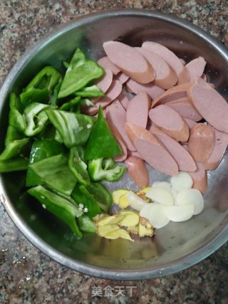 牛肉肠炒青椒的做法步骤：2