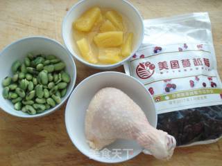 酸酸甜甜莓干三色鸡丁的做法步骤：1
