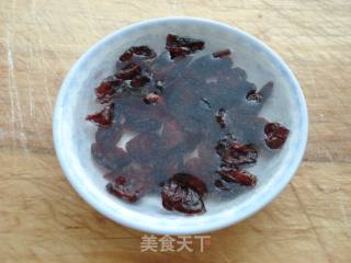 酸酸甜甜莓干三色鸡丁的做法步骤：2