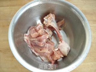 酸酸甜甜莓干三色鸡丁的做法步骤：3