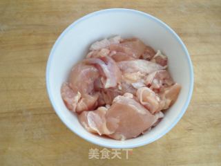 酸酸甜甜莓干三色鸡丁的做法步骤：4