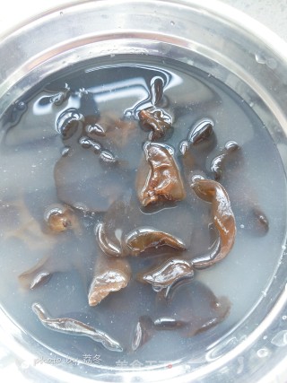 菜花炒木耳的做法步骤：1