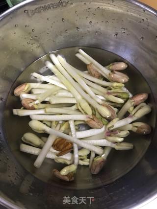花生芽白灼小酥肉的做法步骤：2