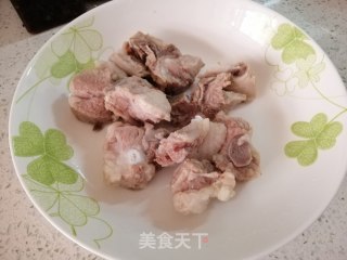 山楂冬瓜排骨湯的做法步骤：2