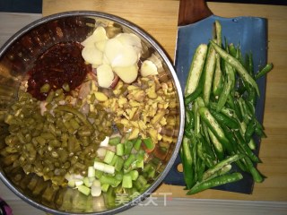爆炒酸辣鸡杂的做法步骤：2