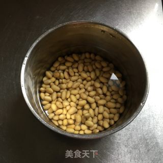 猪蹄炖黄豆的做法步骤：2
