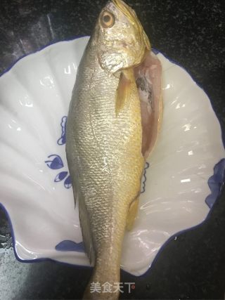 焖黄花鱼的做法步骤：1