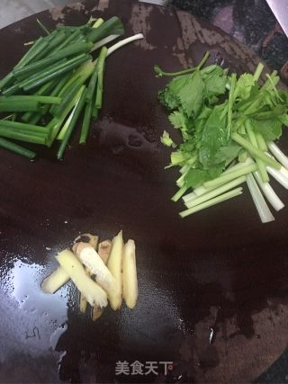 焖黄花鱼的做法步骤：2