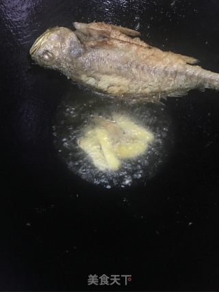 焖黄花鱼的做法步骤：4