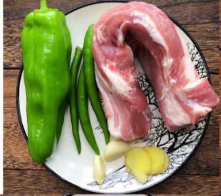 青椒回锅肉的做法步骤：1