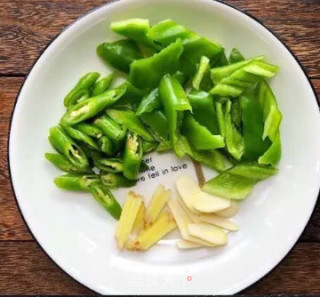 青椒回锅肉的做法步骤：2