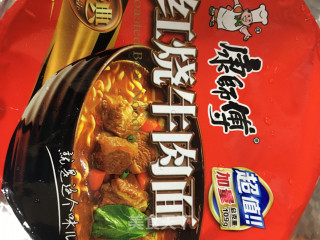 快餐面版红烧牛肉面的做法步骤：1