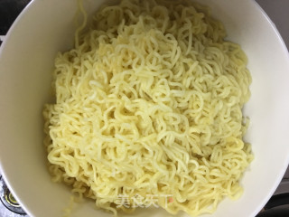 快餐面版红烧牛肉面的做法步骤：3