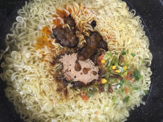 快餐面版红烧牛肉面的做法步骤：4