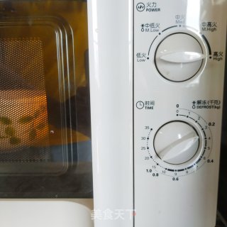 办公室美食时光～微波炉黑椒猪扒的做法步骤：2