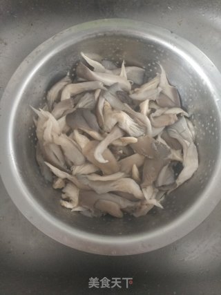 油炸平菇的做法步骤：3
