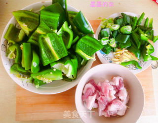 青椒炒肉（墨墨的菜）的做法步骤：2