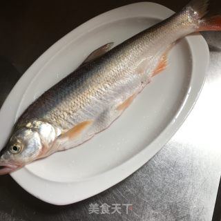 剁椒蒸红尾的做法步骤：1