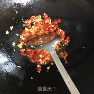 剁椒蒸红尾的做法步骤：4