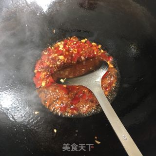 剁椒蒸红尾的做法步骤：5