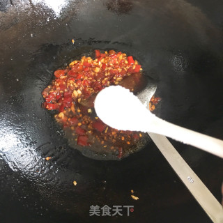 剁椒蒸红尾的做法步骤：6