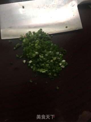 葱花炒红肉的做法步骤：2