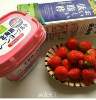 草莓奶昔的做法步骤：1