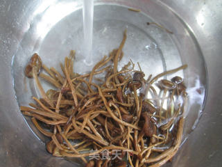 茶树菇香干炒青椒的做法步骤：2