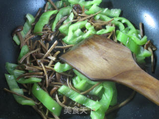 茶树菇香干炒青椒的做法步骤：4