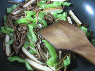 茶树菇香干炒青椒的做法步骤：5
