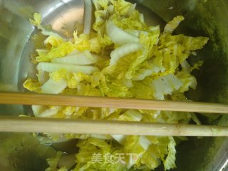 酸白菜砂锅鱼头的做法步骤：1