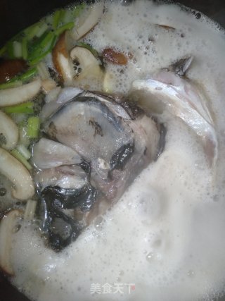 酸白菜砂锅鱼头的做法步骤：7