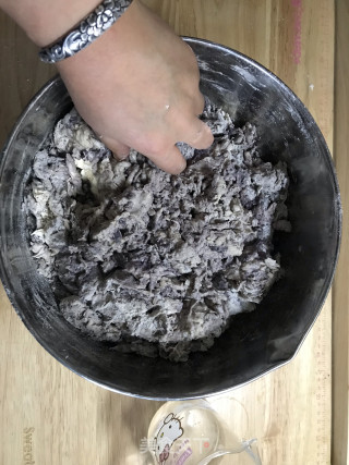 褐麦黑麦花卷的做法步骤：2