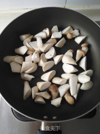黑椒鸡腿菇的做法步骤：2