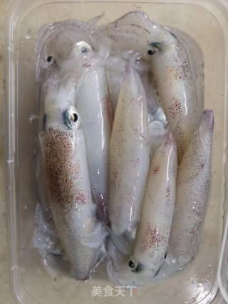 孜然鲜鱿的做法步骤：1