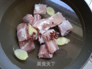 糖醋排骨的做法步骤：2