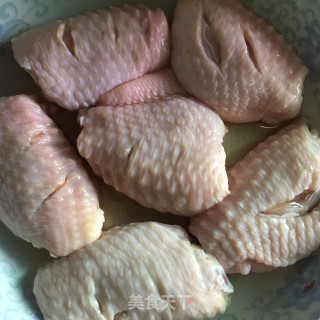 可乐鸡翅的做法步骤：1