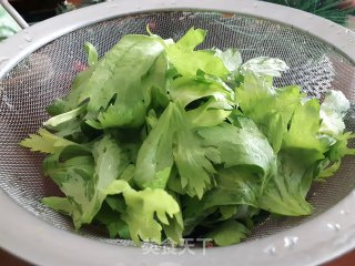 粉蒸芹菜叶的做法步骤：1