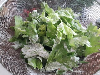粉蒸芹菜叶的做法步骤：2