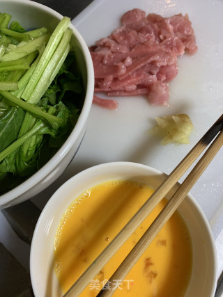 菠菜瘦肉鸡蛋汤的做法步骤：1