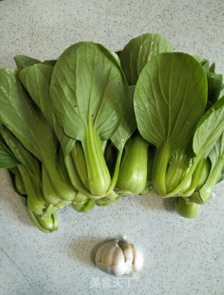 清炒油菜的做法步骤：1
