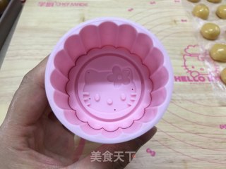 凯蒂广式月饼的做法步骤：8