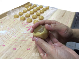 凯蒂广式月饼的做法步骤：12