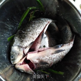 葱葱鲫鱼的做法步骤：1