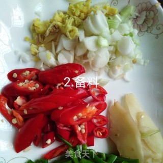 葱葱鲫鱼的做法步骤：2