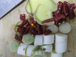 香菇鸡块的做法步骤：1