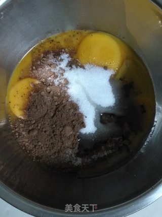 巧克力脆皮蛋糕卷的做法步骤：1