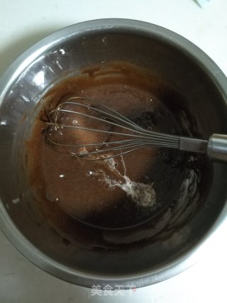 巧克力脆皮蛋糕卷的做法步骤：2