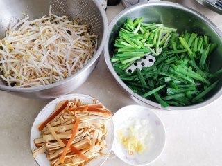 炒三丝（韭菜豆芽豆皮）的做法步骤：1